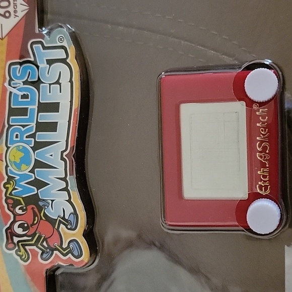 World's Smallest Etch A Sketch Toy New - Picture 2 of 3